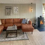 度假居 2 Bedroom In 尤尔斯明讷